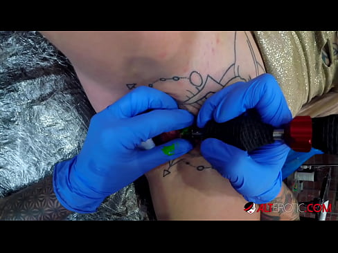 ❤️ Keçika pir tattookirî Sully Savage tattooek li ser klîtorê xwe kir. ❤️❌ Vîdyoyê qijk li porno ku.high-pass.ru ❌️